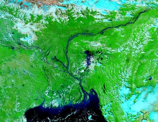 Imagem de satélite, 5 de outubro de 2002, mostrando planícies alagadas na Índia e em Bangladesh. Azul brilhante é rios, lagos e áreas inundadas. O primeiro plano do centro da área escura é a Baía de Bengala. Crédito NASA